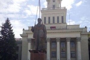 Російські окупанти встановили пам’ятник Леніну у Новій Каховці (фото)