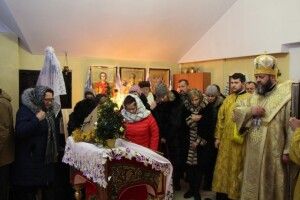 Владика Михаїл вручив парафіянам благословенні грамоти 