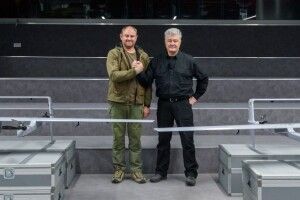 «Це найкраще, на чому я літав»: розвідник 59-ї бригади отримав від Порошенка два БПЛА «Poseidon»