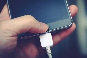 Школяр помер через вибух телефона на онлайн-уроці