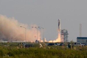 Найбагатша людина світу злітала в космос на... «космічному пенісі» (Фото)