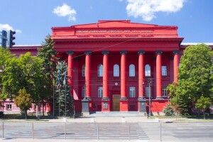 В КНУ імені Тараса Шевченка зволікають з ухваленням рішення щодо «блатної» студентки, яка плюнула в обличчя всім українцям (Відео)
