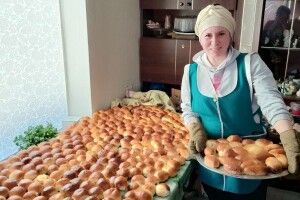 До 4-х тисяч пирогів на добу: у рівненській громаді цех з випічки організували на подвір’ї (Фото)