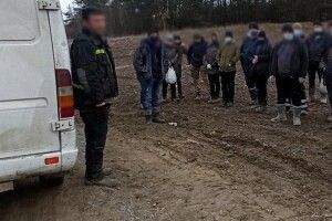 19 людей на 8 кріслах: так українців у Польщі везли бусом на роботу (Фото)