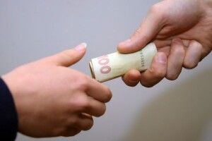 Працівника Маневицької колонії оштрафували за хабар