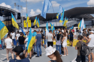 Збірній України влаштували овації в Борисполі після повернення з Євро-2020 (Відео)