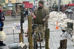 Сьогодні – Луцьк, завтра – Рівне: під час виставки трофеїв військові збирають на дрон