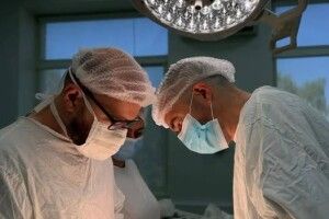 Була загроза для життя: волинсткі хірурги врятували пацієнта із защемленою килою