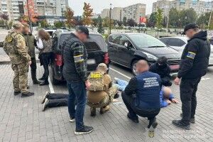 В обласному центрі Волині правоохоронці затримали «сімейний підряд», який брав за одну послугу 25 тисяч доларів
