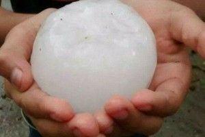 Град з кулак побив на Закарпатті близько 200 дахів у будинках (Відео)