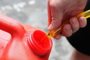 На Волині з двох тракторів господаря злодій злив пальне