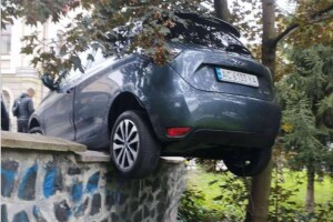 В обласному центрі Волині внаслідок ДТП автівка «зависла» в повітрі 