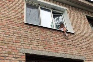 Бійцям ДСНС вдалося врятувати п'ятирічну дівчинку, яка сиділа на підвіконні, звісивши ніжки на вулицю 
