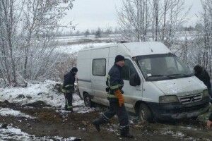 На Волині автомобіль злетів у кювет і перекинувся