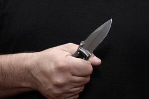 На Волині чоловік порізав товаришу щоку, живіт і плече