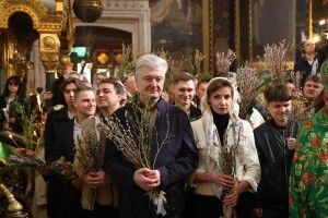 Петро і Марина Порошенки у Вербну неділю помолились за українське військо у Володимирському соборі