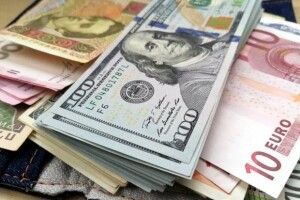 Скільки коштують долар, євро і злотий: курс валют на 6 грудня