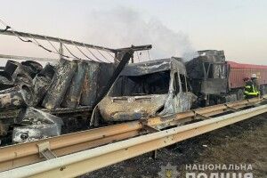 В автотрощі зіткнулося 5 автомобілів: троє загиблих, восьмеро у лікарні (Фото, відео)