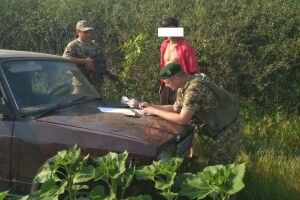 На кордоні з РФ двох порушників на автомобілі затримували із попереджувальними пострілами