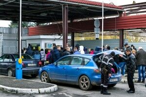 На кордонах з Угорщиною та Польщею вишикувалися довжелезні черги автівок
