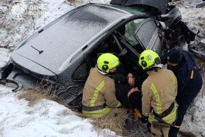 На Волині під час страшної ДТП рятувальникам довелося «вирізати» пасажира з потрощеного авто