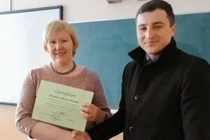 Наймолодший голова громади на Волині привітав учительку з почесним звання
