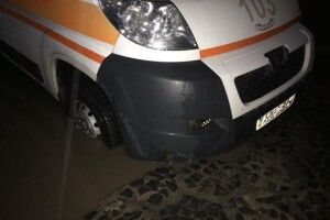 У Луцьку швидка застрягла в болоті в центрі міста