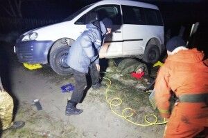 На Житомирщині бійці ДСНС рятували пенсіонера, який опинився під кузовом власної автівки (Фото)