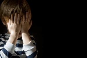 Дитина жебракує та живе в безладі: на Рівненщині судили горе-матір 