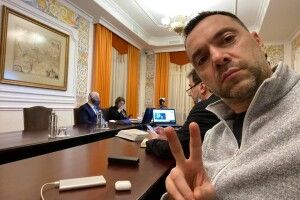 «Пішов на*уй»: Арестович неадекватно відреагував на прохання перейти на українську