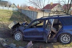 У Луцьку легковик добряче врізався в дерево (Фото)