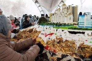 Злиденні російські пенсіонери жадібно накинулися на безплатну паску-рекордсменку