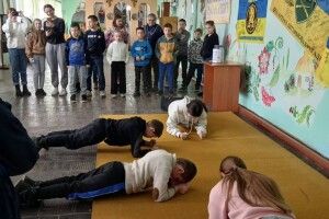 У волинському селі учні й вчителі стали  у планку – і… назбирали  на дрони для ЗСУ!