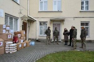 Луцька рада передала новорічні гостинці воїнам із «Сонечка»