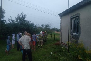 На Рівненщині блискавка підпалила стіну будинку