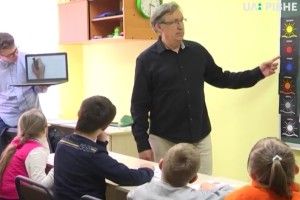 У Рівному волонтер з Техасу вчить дітей англійської