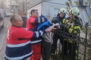 Простромив руку металевим прутом: на Волині рятували дитину