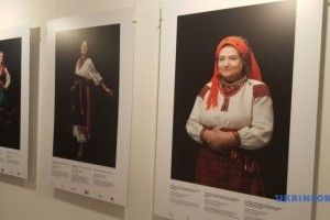 У Варшаві відомі поляки презентували українські національні костюми