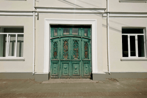 Депутат показав, як у Франківську реставрують автентичні двері з Луцька (Фото)