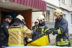 У Луцьку рятувальники через вікно потрапили до квартири, щоб допомогти літній жінці