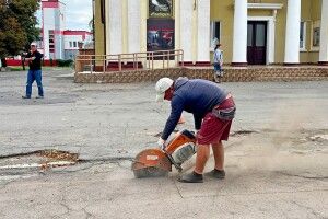 У місті на Волині кипить робота біля Культурно-мистецького центру