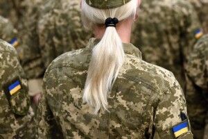 Зеленського просять прирівняти українок до шведок, норвежок та ізраїльтянок – відправляти їх служити строкову службу