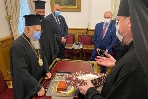 Єпископ Володимир-Волинський і Турійський Матфей подарував вишиванку Вселенському Патріарху Варфоломію (Фото)
