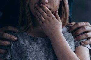 Взяв на руки та роздягнув: брат зґвалтував молодшу сестру, а мати замовчувала