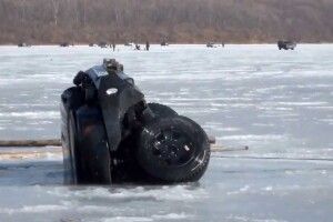 На Волині рятувальники витягли з озера легковий автомобіль