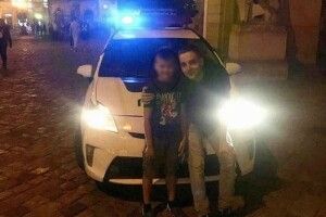 Батьки-роззяви, приїхавши з Києва до Львова, добре попоїли й загубили на Площі Ринок відразу двох дітей (Фото)
