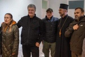 Порошенко у Миколаєві обговорив з міським головою забезпечення людей питною водою – через обстріли водогін не працює