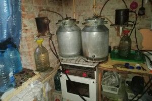 У квартирі волинянина знайшли 120 літрів браги. Поліцейські знищили напій (Фото)