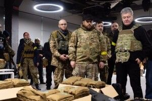 Порошенко передав батальйону тероборони Києва 500 військових аптечок і подякував підприємствам, які вже надали допомогу захисникам Києва