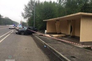 У селі на Волині автомобіль врізався в зупинку 